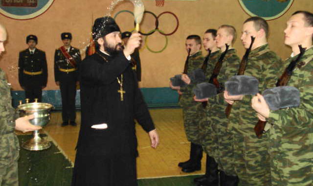 Священник и солдаты